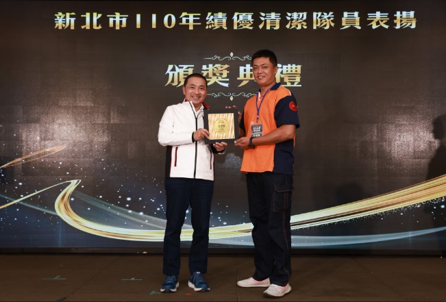 侯友宜與和區清潔隊的領班余遠國合照。