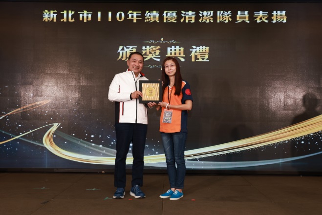 侯友宜與樹林區清潔隊謝幸娟合照。