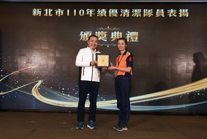 侯友宜與樹林區清潔隊楊淑珺合照。