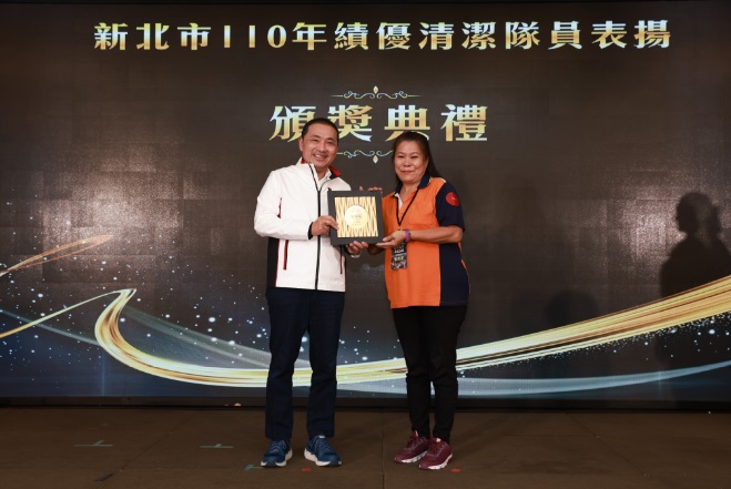 侯友宜與新店區清潔隊的張秀花。