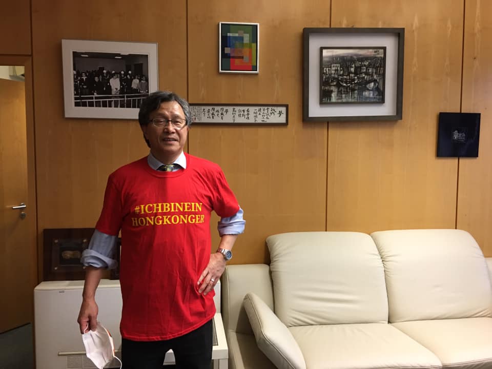 駐德代表謝志偉表示，自己到德國求學後大開眼界，也開始思想解嚴，他直問中二區「解顏」了嗎？ 圖：翻攝自謝志偉臉書
