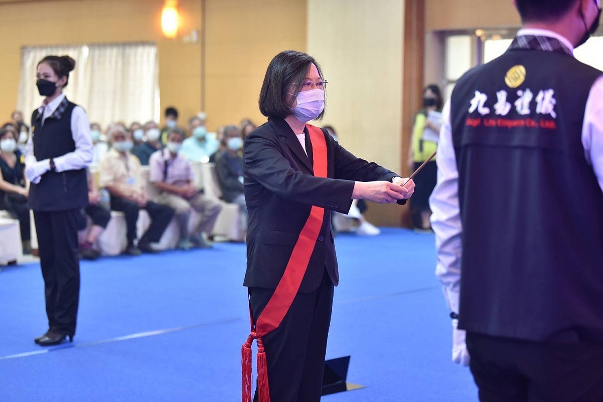 總統蔡英文(中)今赴城中城罹難者聯合公祭弔唁。 圖：高雄市政府提供