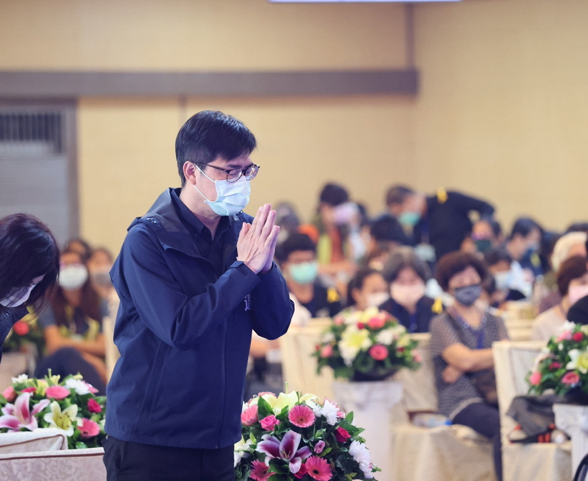 陳其邁向城中城罹難者在天之靈合十祝禱。 圖：高雄市政府提供（資料照片）