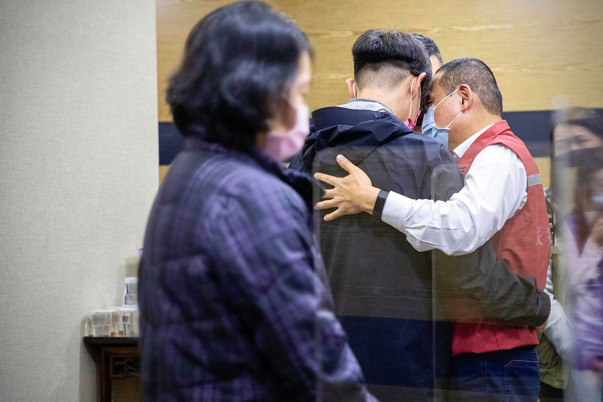 侯友宜安慰劉姓女童父親的畫面，感動許多網友。 圖：翻攝侯友宜臉書
