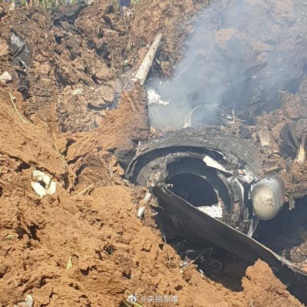 印度空軍一架「幻象2000」戰機21日在執行訓練飛行時發生墜機意外，飛機尾部半埋進土堆當中。 圖：翻攝《央視軍事》微博