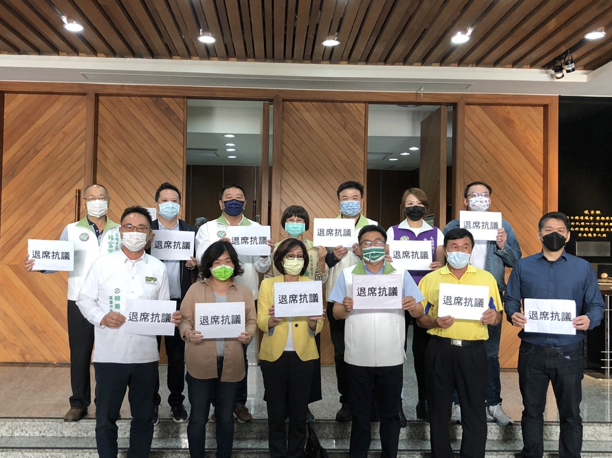 高市民進黨團集體退出議事廳抗議國民黨扭曲氣爆案。 圖：高市議會民進黨團提供