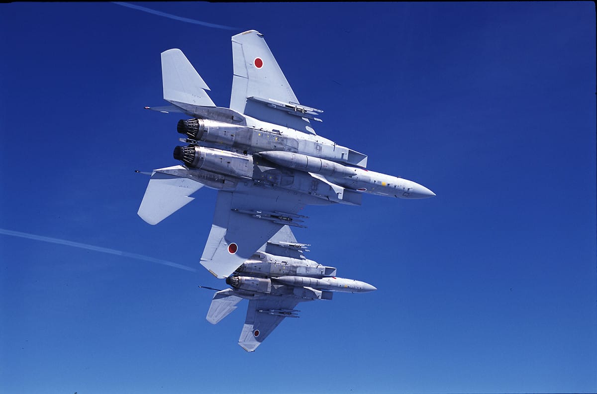 日本航空自衛隊為應對中國軍機接近日本領空派出軍機升空攔截。 圖：翻攝防衛省統合幕僚監部推特