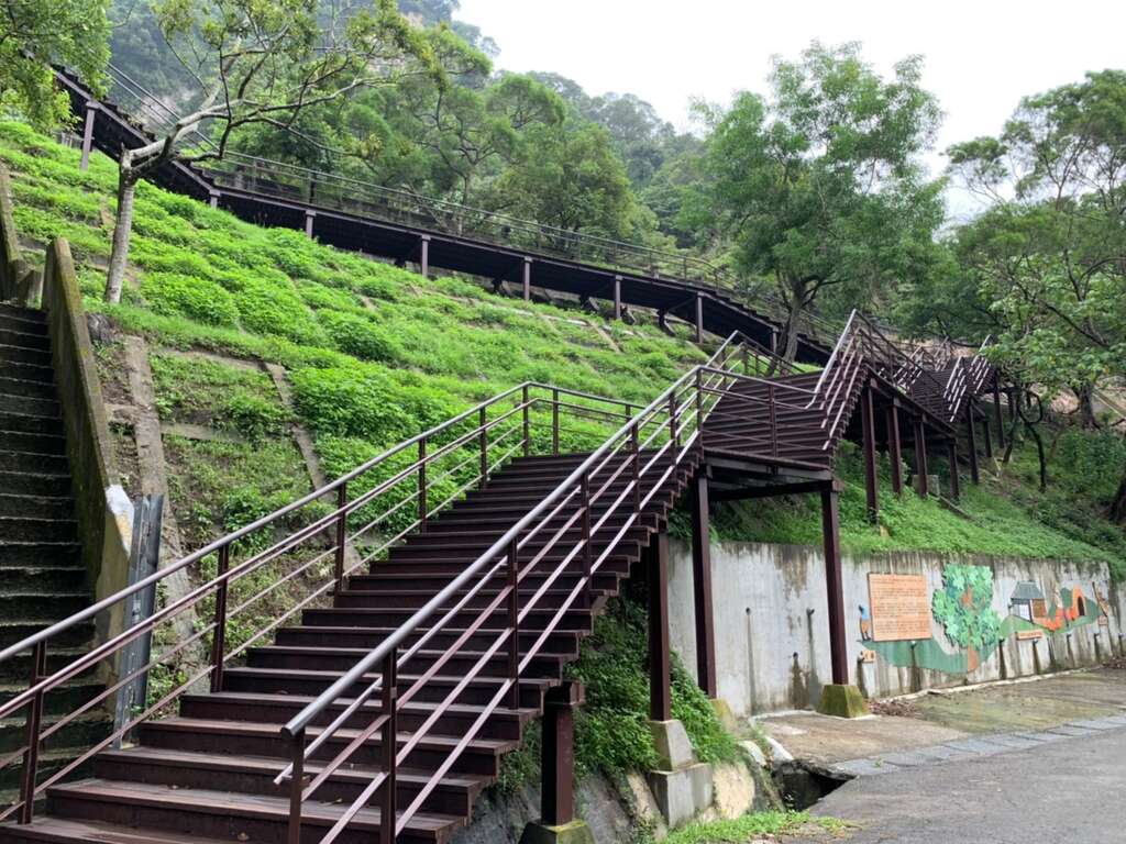 新設木棧道串聯園區與露營場，邊坡更種植炮仗花。 圖：台北大地處／提供