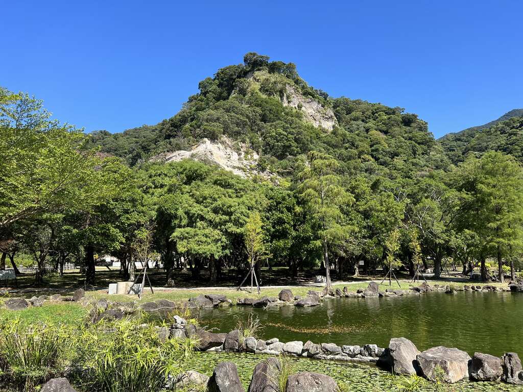 貴子坑水保園區可直接觀察北市最古老的五指山層，是難得的地質戶外教室。 圖：台北大地處／提供