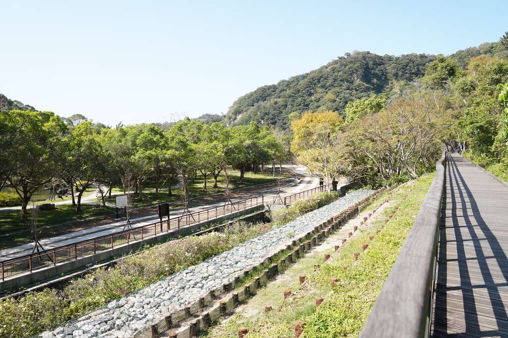 本次施作「護坡工法」展示區，透過石籠護坡、打樁編柵、竹樁編柵等示範，宣導展示邊坡護坡常見工法。 圖：台北大地處／提供