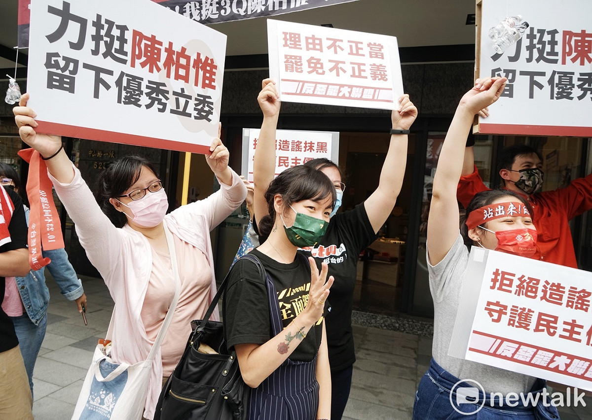 陳柏惟罷免案倒數最後一日，陳柏惟持續進行苦行100小時行動，一些烏日地區的民眾在陳柏惟經過烏日時，高舉支持陳柏惟、反惡罷的手舉牌向陳柏惟加油打氣。 圖：張良一/攝