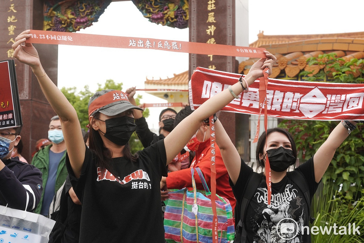 陳柏惟的支持者在霧峰法揚宮前高舉「站出來！反惡罷！」等布條聲援陳柏惟。 圖：張良一/攝
