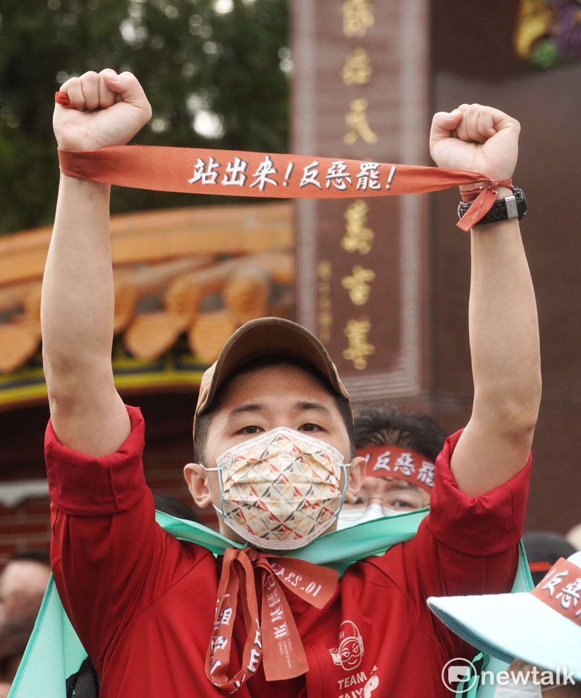 陳柏惟的支持者在霧峰法揚宮前高舉「站出來！反惡罷！」等布條聲援陳柏惟。 圖：張良一/攝