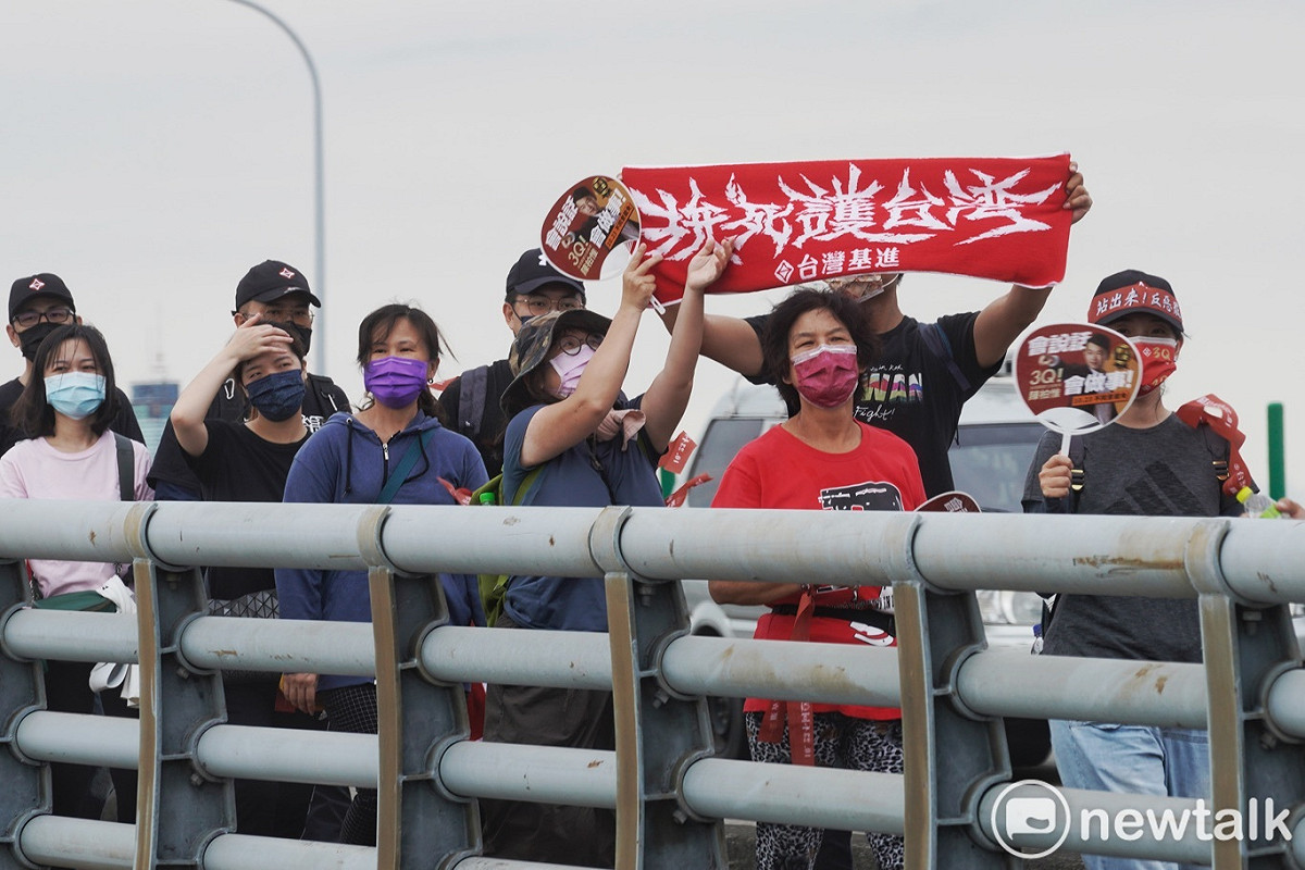 來自台北、台南和高雄等地的陳柏惟支持者今晨特地包遊覽車和搭高鐵，陪陳柏惟在台中第二選區內苦行。 圖：張良一/攝