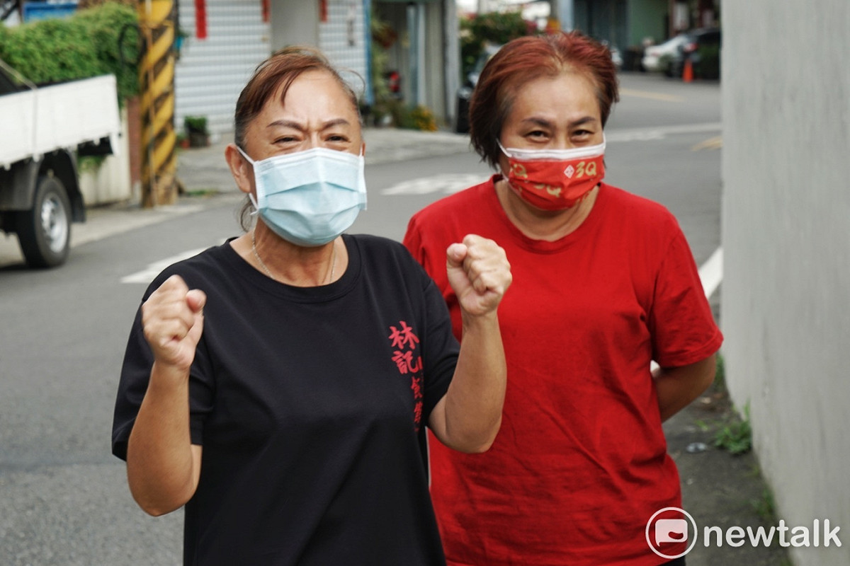 台中霧峰的兩位民眾在陳柏惟苦行隊伍進入該社區時，雙手握拳向陳博沃等人加油。 圖：張良一/攝
