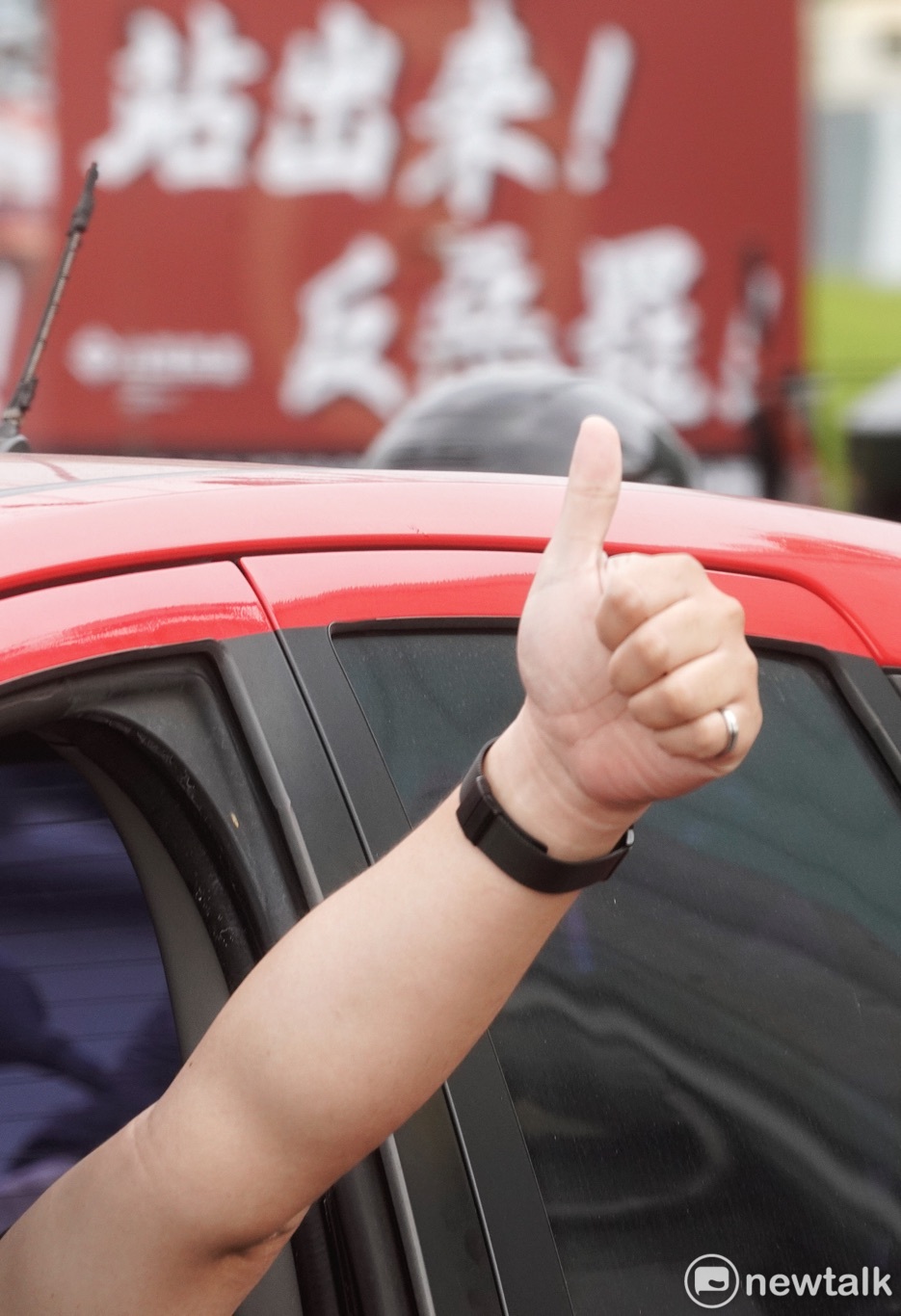一位開車的市民豎起大拇指向陳柏惟加油。 圖：張良一/攝