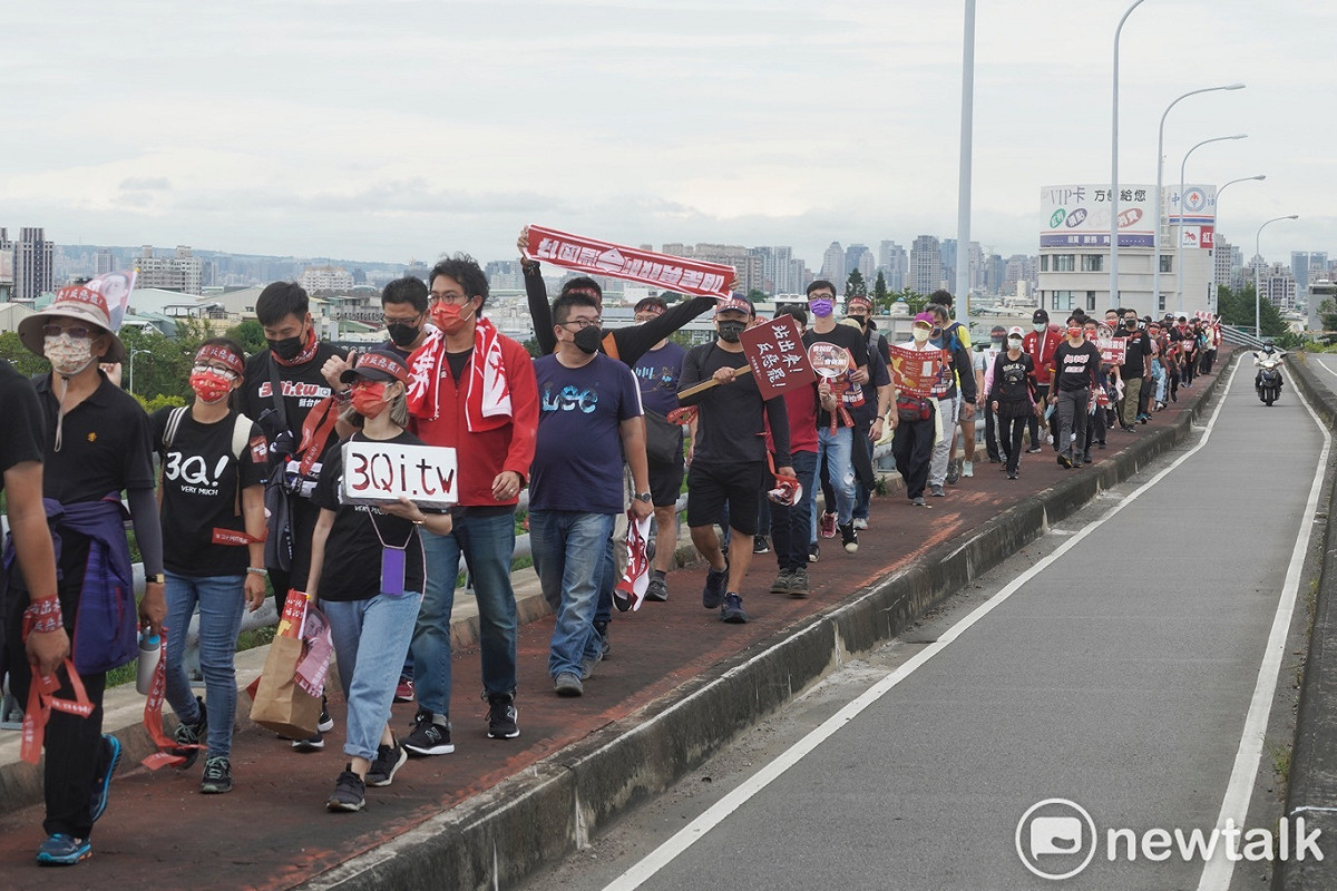 來自台北、台南和高雄等地的陳柏惟支持者今晨特地包遊覽車和搭高鐵，陪陳柏惟在台中第二選區內苦行。 圖：張良一/攝