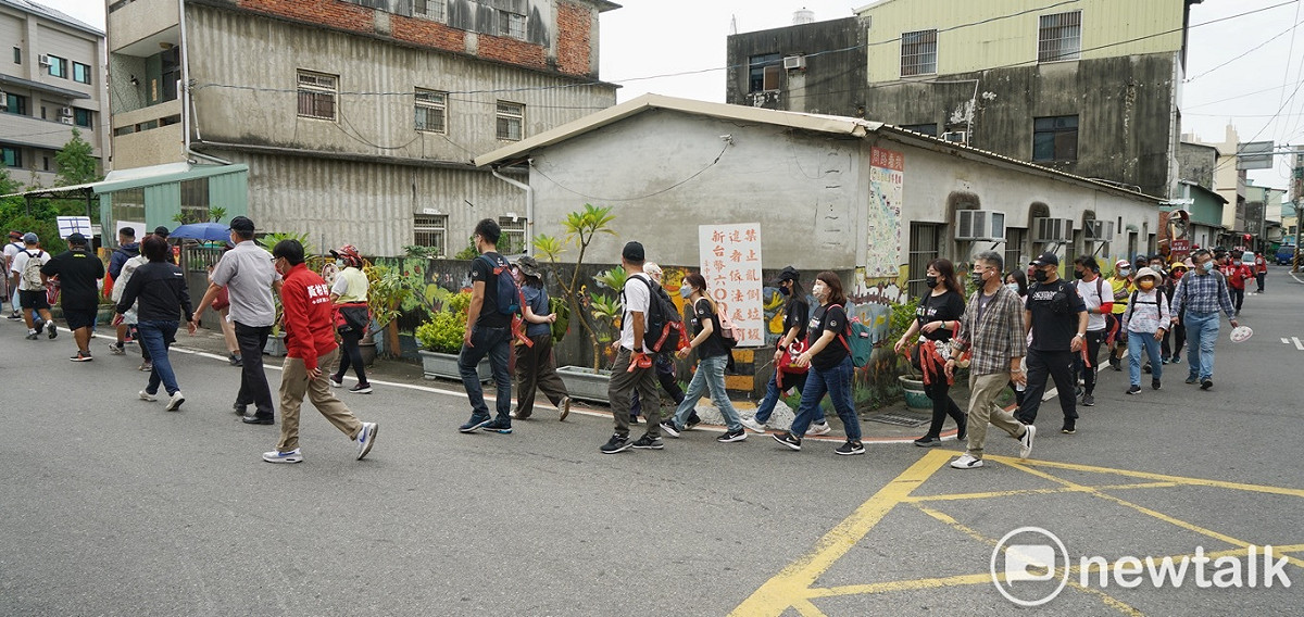 來自台北、台南和高雄等地的陳柏惟支持者今晨特地包遊覽車和搭高鐵，陪陳柏惟在台中第二選區內苦行。 圖：張良一/攝