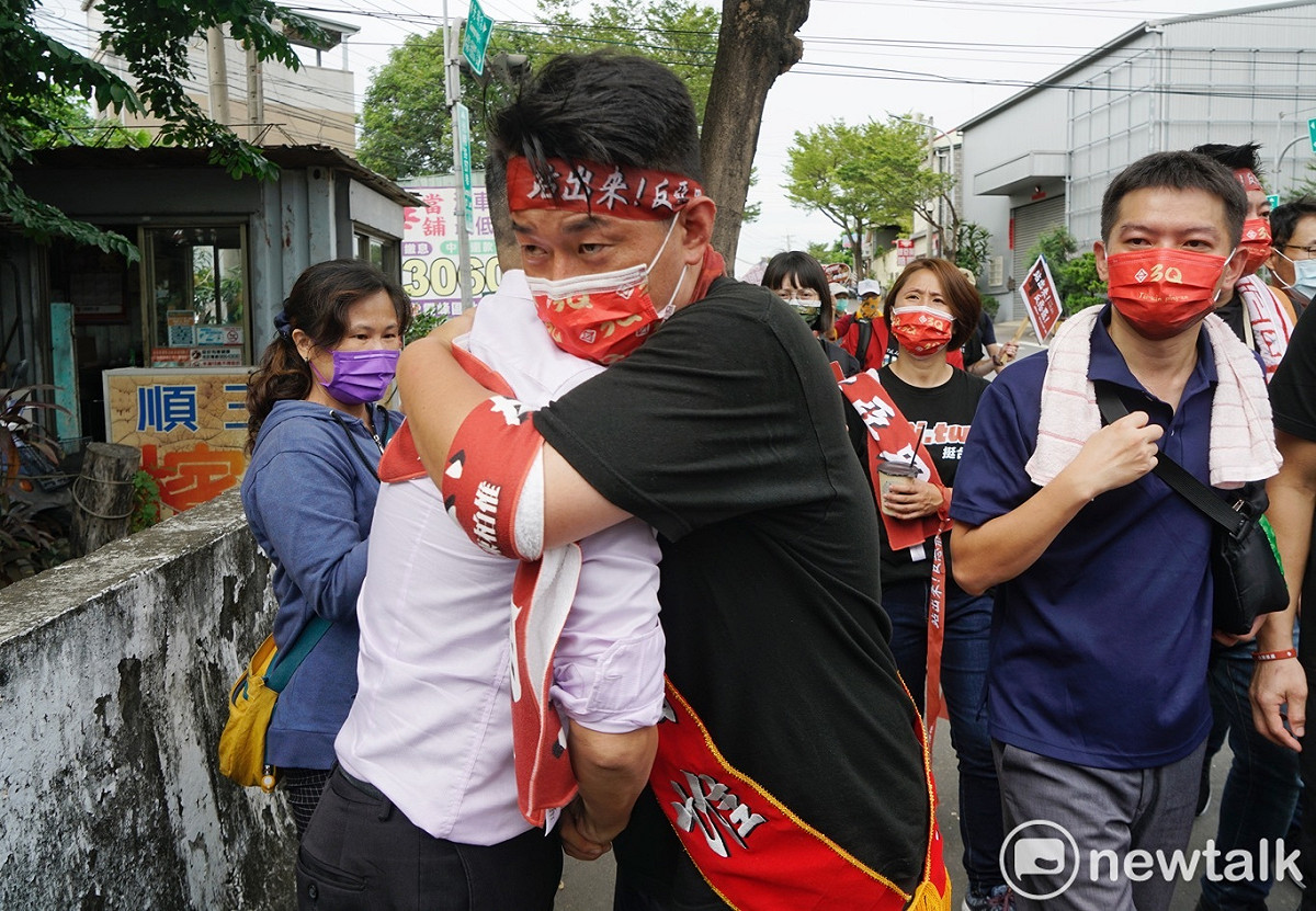陳柏惟在烏日市區和一位支持者相擁。 圖：張良一/攝