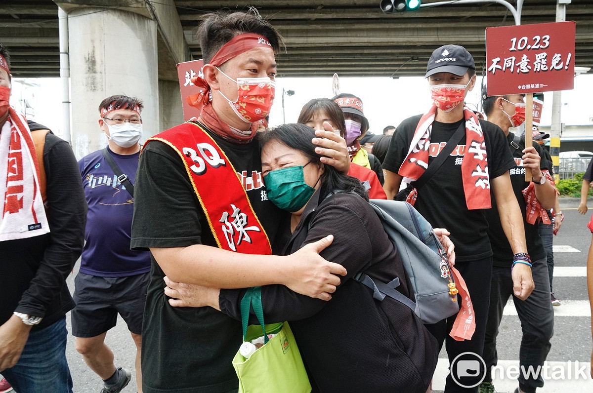 陳柏惟的一位支持者特地從台北搭高鐵到台中，對於陳柏惟連日來遭受藍營的霸凌，表達不捨，並深深擁抱陳柏惟。 圖：張良一/攝