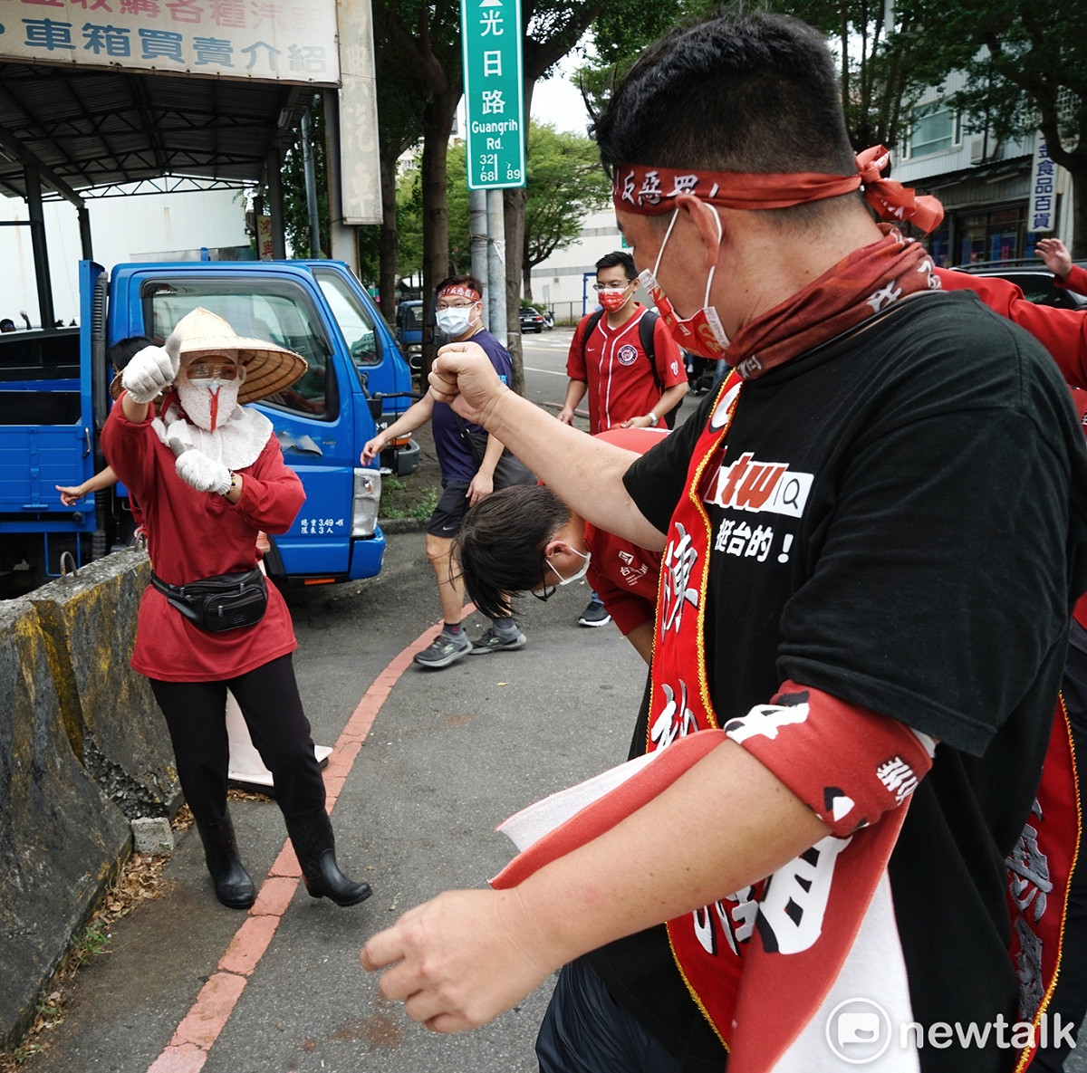 一位工作中的民眾向陳柏惟加油。 圖：張良一/攝