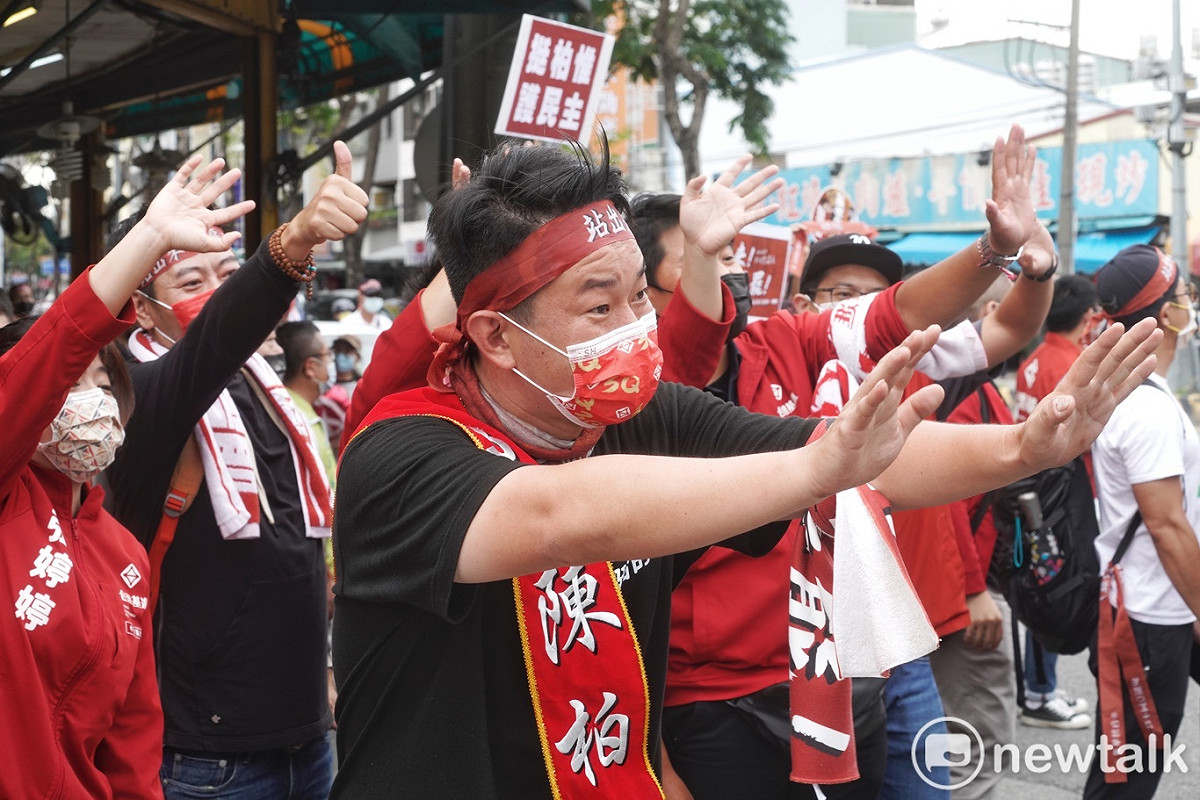 陳柏惟和台灣基進的工作人員在烏日市區和民眾揮手致意。 圖：張良一/攝