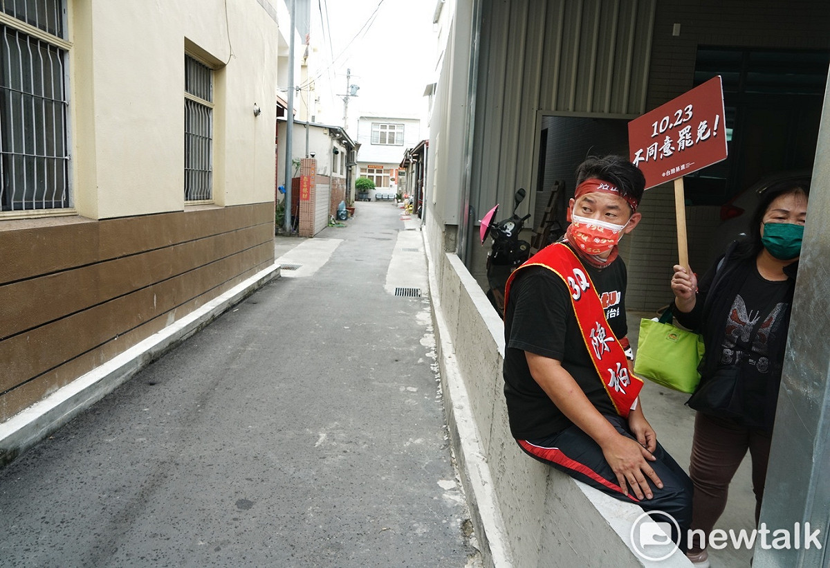 陳柏惟苦行100小時行動最終日，他從凌晨四點出發，苦行隊伍經過霧峰的一個社區時，陳柏惟坐在一戶人家前稍事休息。 圖：張良一/攝