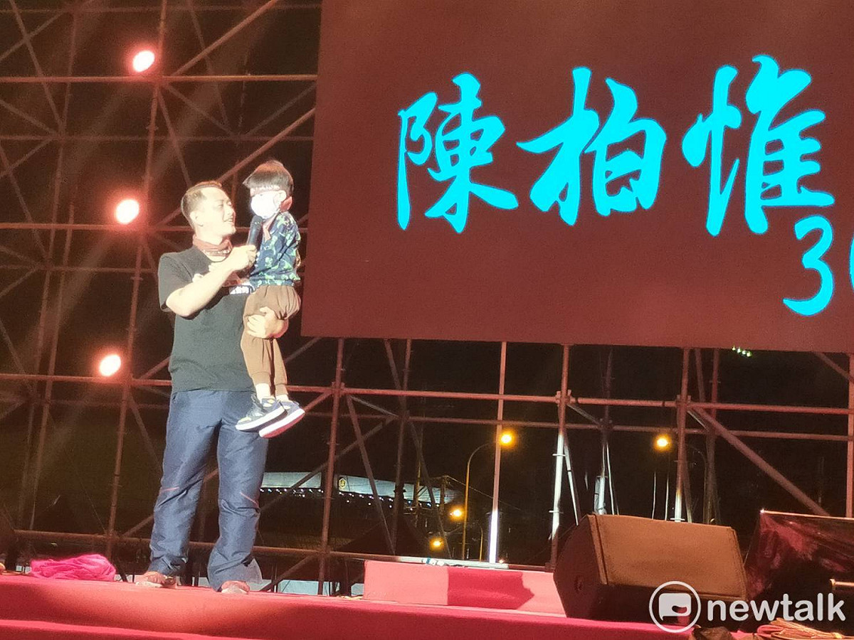 小男生被陳柏惟一手抱起並繼續高喊「陳柏惟加油」。 圖：唐復年/攝