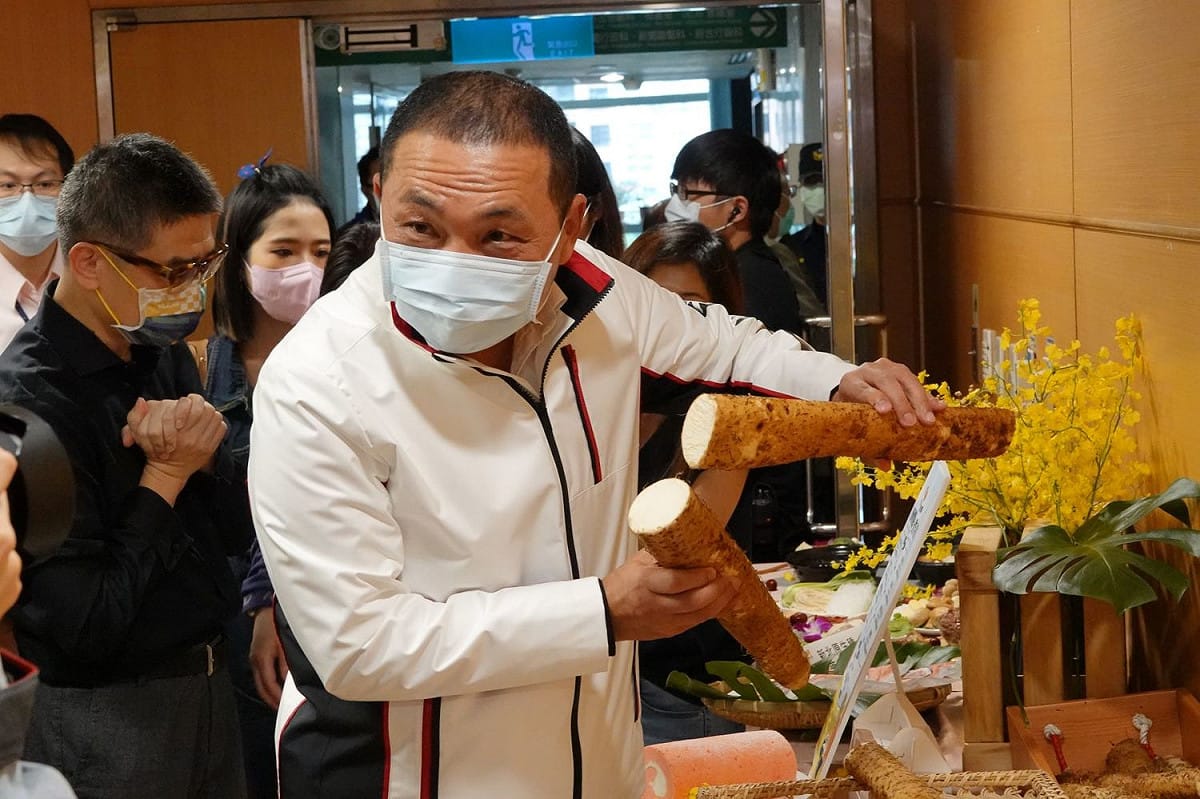 新北市長侯友宜推廣在地特色農產品-山藥。 圖：新北市農業局提供