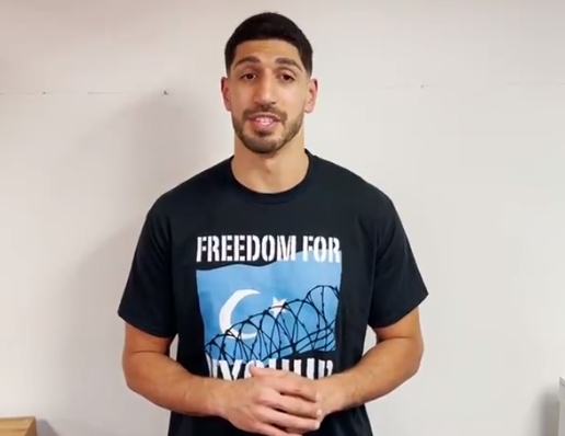 美國職籃NBA塞爾蒂克球星坎特(Enes Kanter) 21日在推特直接嗆聲中國總理習近平，表示西藏屬於西藏人民，引發中國反彈，而昨天(22)日則再度上傳新影片，譴責新疆議題。 圖：翻攝自坎特twitter