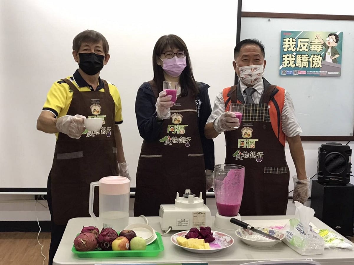 高市毒防局長林瑩蓉(中)與高慈總合辦「食在感動」多元輔導課程。 圖：高市毒防局提供