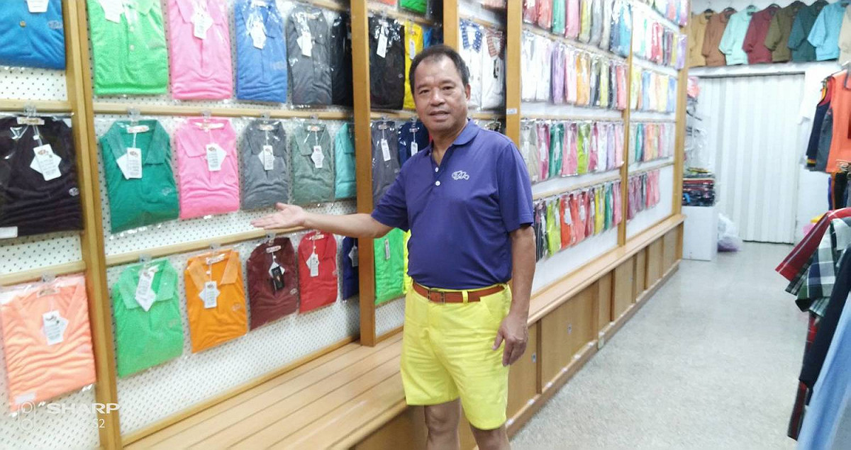 謝奇享以自創的「小丑魚」品牌服飾為榮。 圖：孫家銘攝