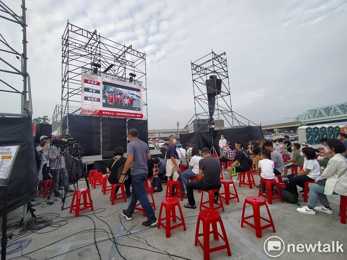 支者陸續進到陳柏惟開票會場。 圖：唐復年/攝