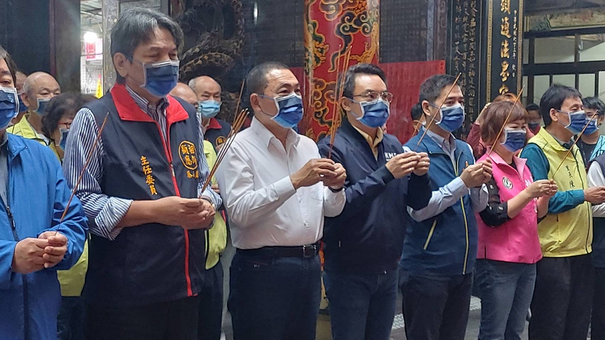 今天是顯應祖師聖誕，新北市長侯友宜一早特別前往顯應祖師聖泰山巖(下泰山巖)及財團法人新北市泰山巖 (頂泰山巖)參拜祈福。 圖：新北市民政局提供