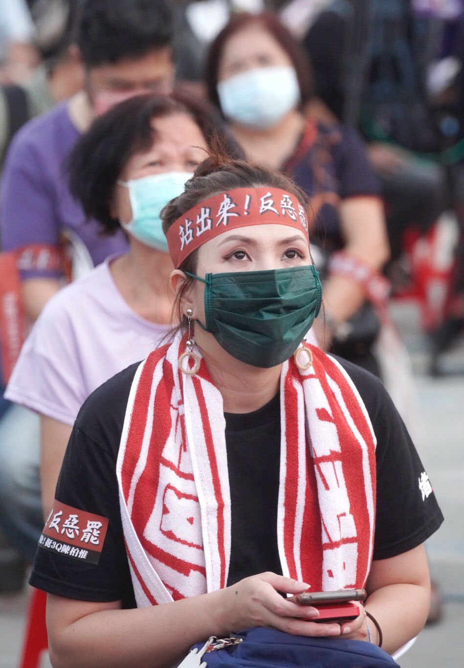 現場民眾緊盯開票情況。 圖：張良一／攝