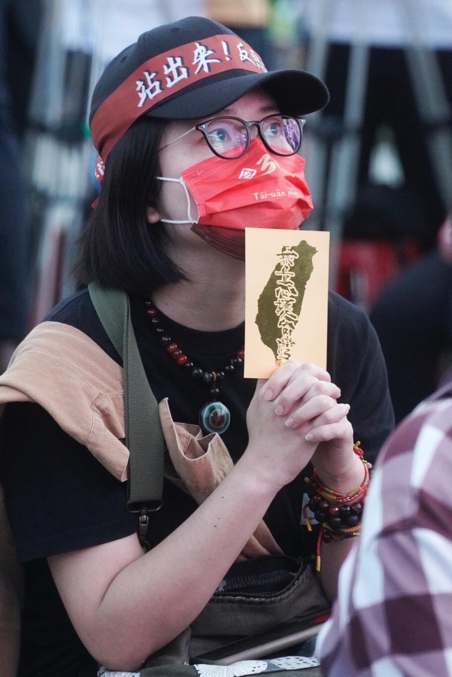 民眾頭上綁著「站出來，反惡霸」布條。 圖：張良一／攝