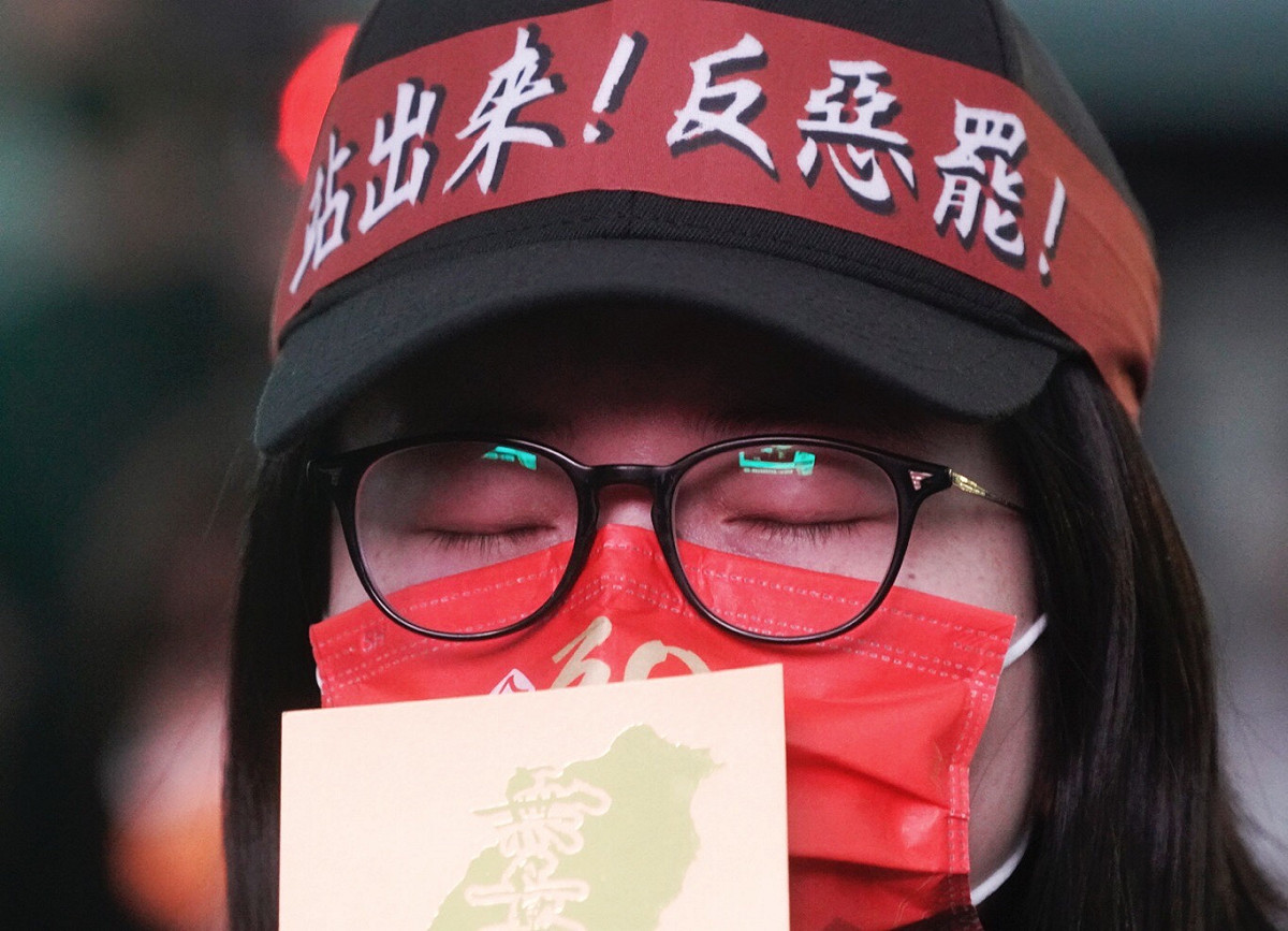 現場民眾手持文宣。 圖：張良一／攝