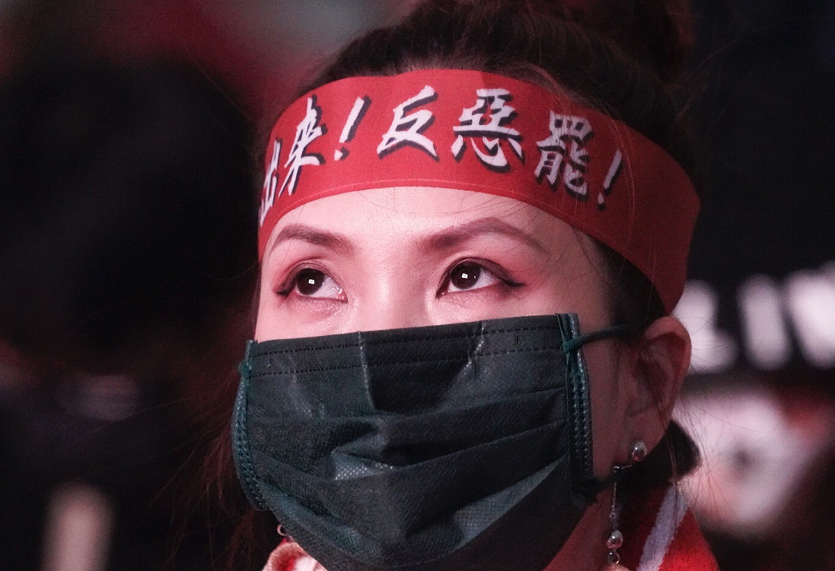 有支持者關注現場開票情況。 圖：張良一／攝