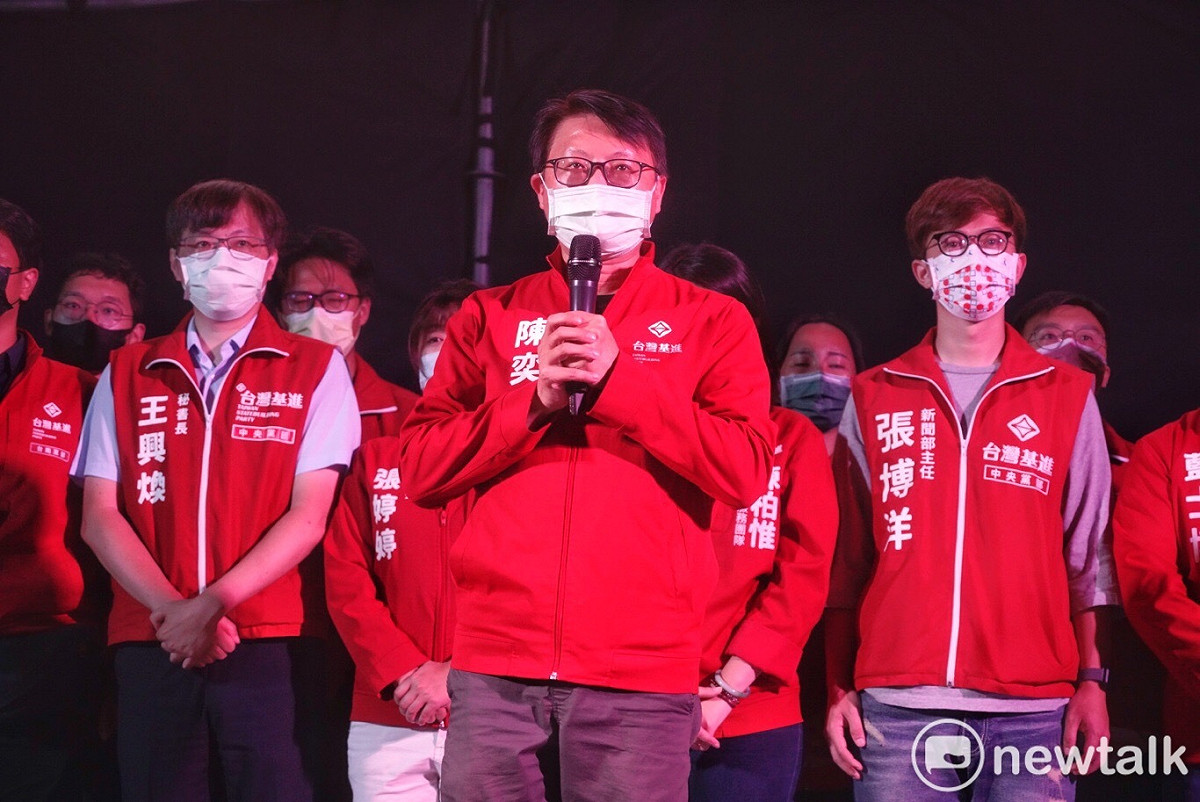 基進黨主席陳奕齊強調，這次雖然跌倒了，但他相信以基進的韌性，一定可以再爬起來，表示會繼續為守護台灣民主而打拼。 圖：張良一／攝