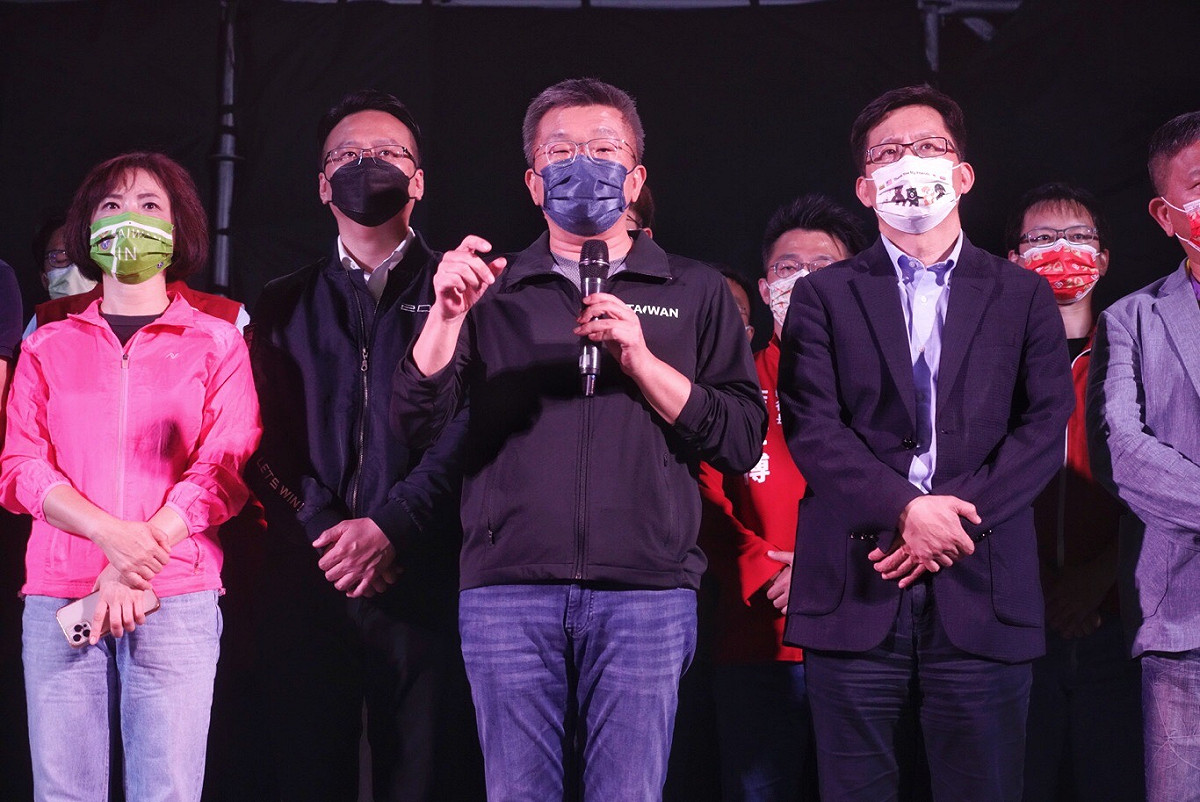 立法院副長院蔡其昌晚間抵達陳柏惟開票現場。 圖：張良一／攝