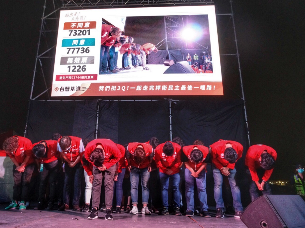 陳柏惟團隊向選民致謝。 圖：張良一／攝