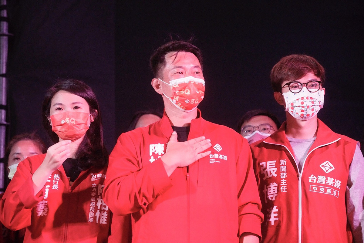 陳柏惟手摸胸膛凝望在場支持者。 圖：張良一／攝