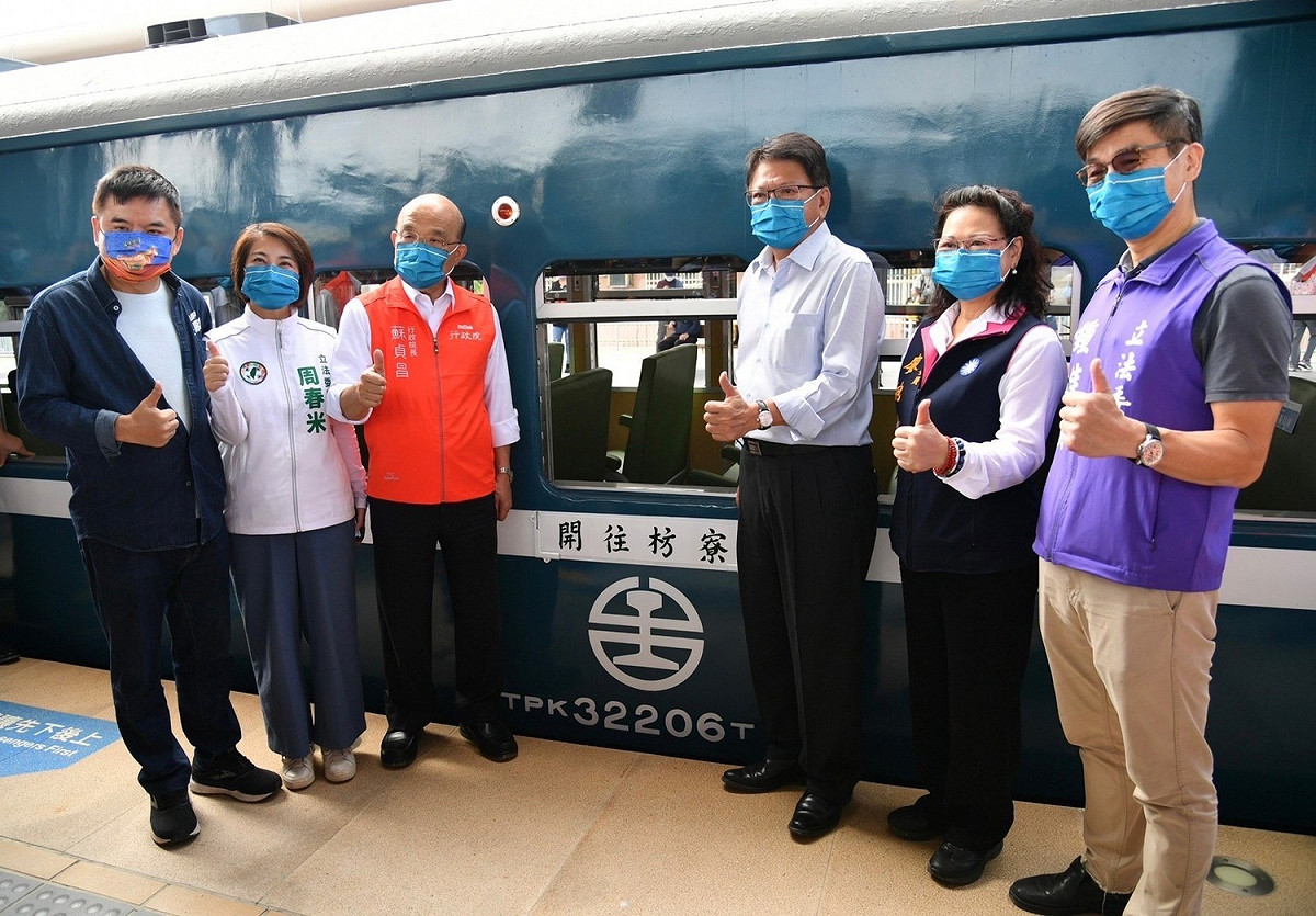 行政院長蘇貞昌今（23）日前往屏東縣視察「藍皮解憂號」觀光列車首航情形。 圖：行政院提供