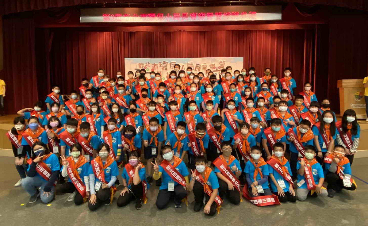 今年共有114位國小學生就任「環保小局長」，從環保局長程大維手中接下當選證書。