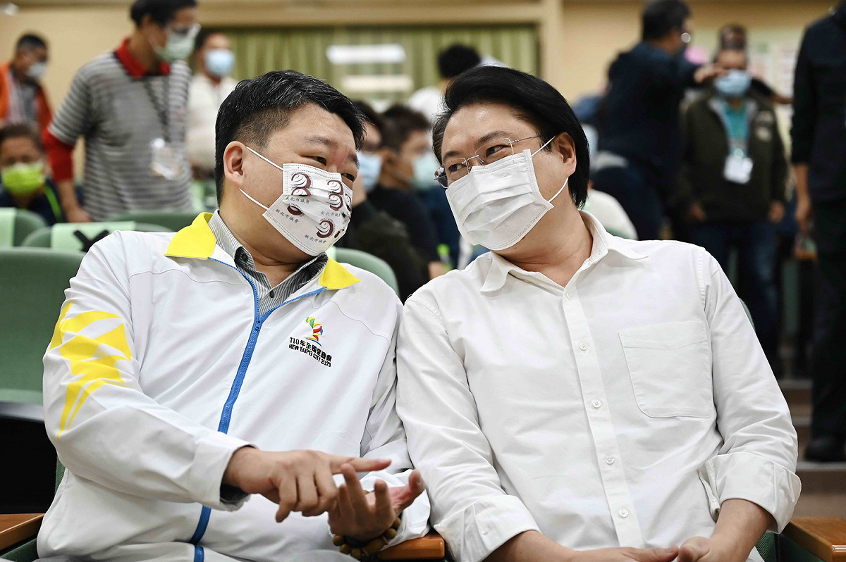 新北市黨部主委何博文(左)與基隆市長林右昌交換意見。                                                      圖：民進黨新北市黨部提供