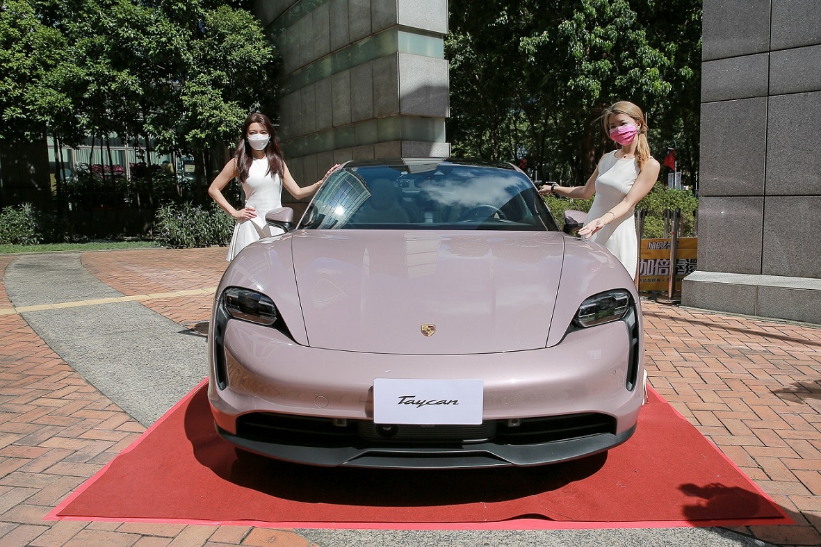 活動期間消費累積2000元，壓軸抽價值300多萬元的保時捷電動車。 圖：新北市經發局提供