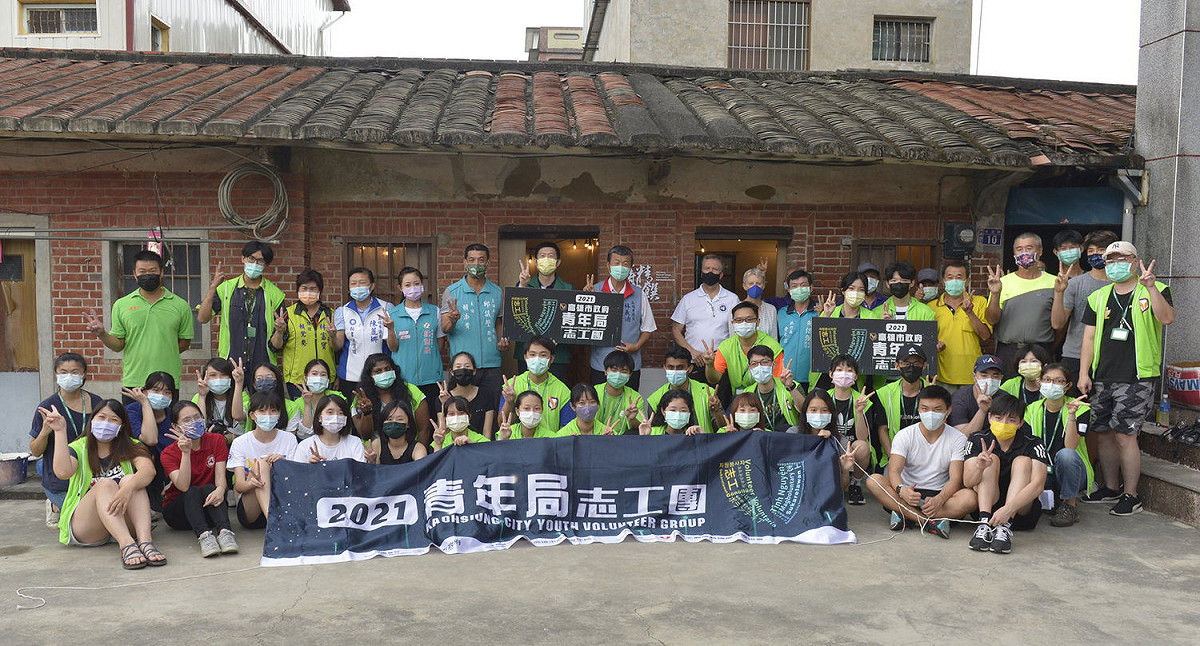 高市府青年局志工團與左營美國學校師生在美濃進行伙房整修工作。 圖：高市青年局提供