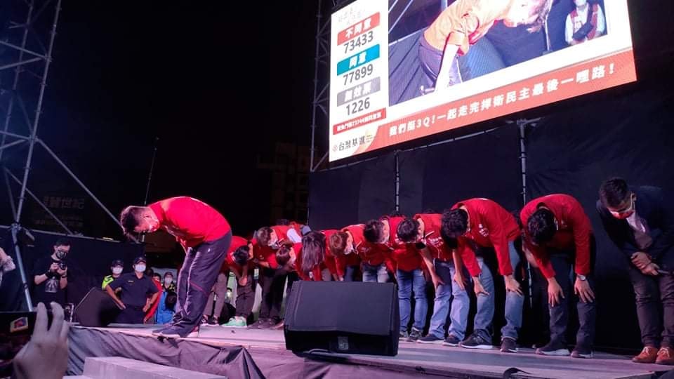 遭到投票罷免通過，陳柏惟晚間在臉書感嘆寫下「一粒心肝猶算勇健，有時猶是掠袂準運命」，對於投下「同意罷免」的民眾，陳柏惟仍表達感謝。 圖：翻攝自陳柏惟臉書