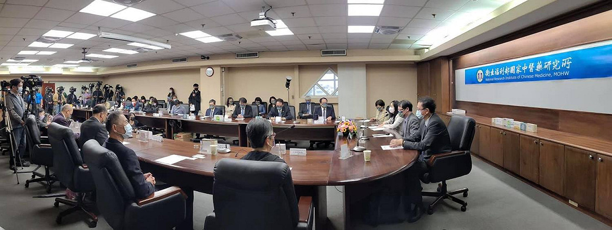陳瑩指出，民眾可以輕易在藥局買到普拿疼，爲什麼民眾想買清冠 1 號當備藥都沒有辦法？ 圖：擷取自陳瑩臉書