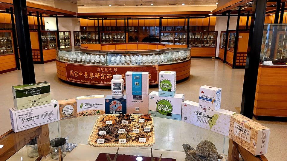 清冠 1 號避免輕度或中度患者變重症轉入 ICU 或插管的比例是 80％ ，清冠 2 號減少重症死亡率超過 50％。 圖：擷取自陳瑩臉書